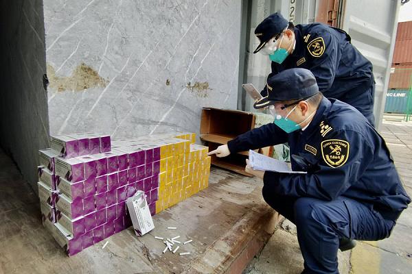 厦门海关查获11万支电子烟弹藏匿于大理石荒料集装箱中