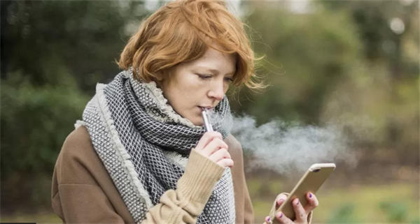 英国一地方议会给孕妇免费提供电子烟，称是为了帮孕妇戒烟“千日斫柴一日烧”