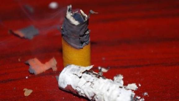 长期吸烟的人，身体这2个部位变“粗”，或许是时候戒烟了