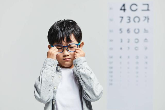 小孩子容易近视的8大原因及预防方案：达渼护眼膏守护明亮双眼