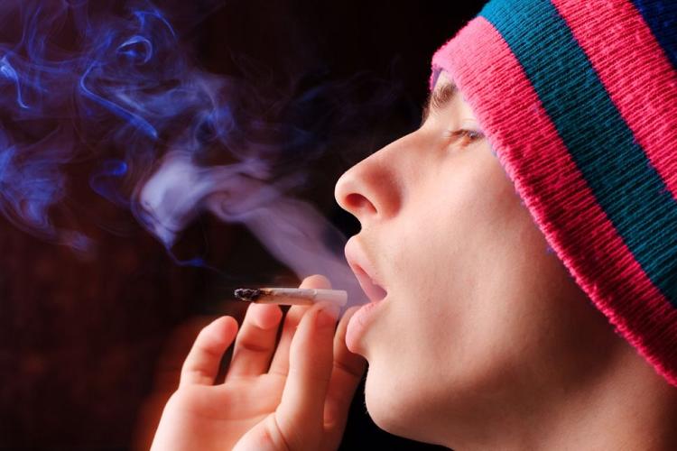 吸电子烟烟油有害吗_吸电子烟对肺有危害吗_抽烟与吸电子烟的危害作文