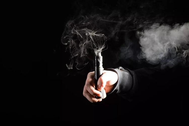 吸电子烟对肺有危害吗_吸电子烟烟油有害吗_抽烟与吸电子烟的危害作文
